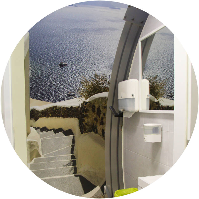 Własna toaleta i aneks kuchenny w komorze normobarycznej