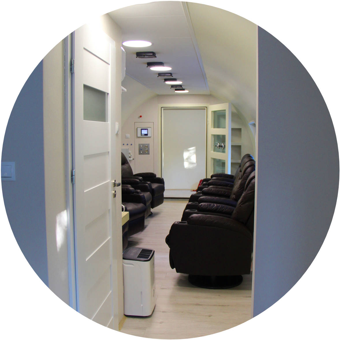Korytarz komory normobarycznej z panelem sterowania i fotelami
